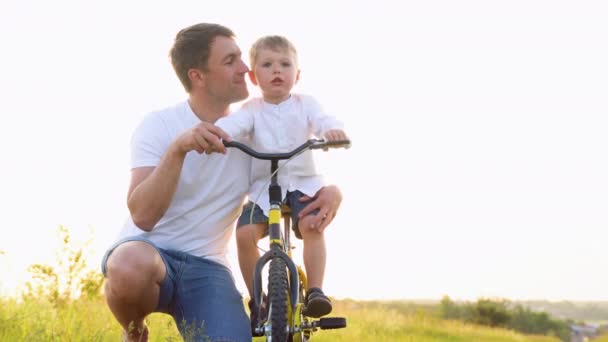 Feliz Padre Hijo Bicicleta Aire Libre — Vídeo de stock