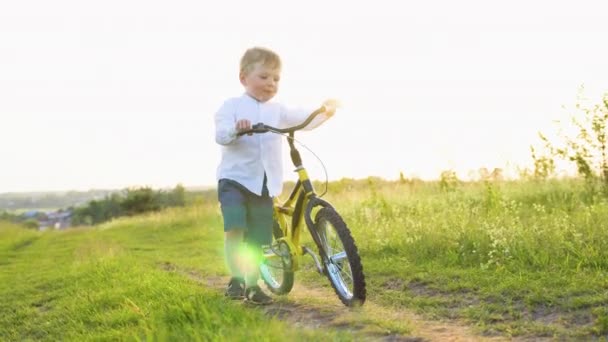 Маленький Хлопчик Ходить Велосипедом Полі — стокове відео