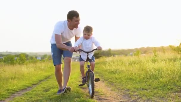 Feliz Padre Hijo Bicicleta Aire Libre — Vídeos de Stock