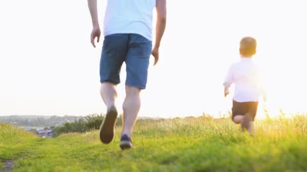 Heureux Père Fils Courent Dans Parc Sur Herbe Coucher Soleil — Video