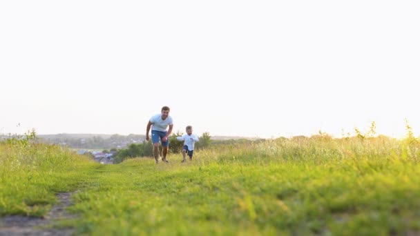 Padre Feliz Hijo Pequeño Corren Juntos Sol Parque Equipo Familia — Vídeo de stock