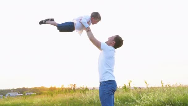 Vader Zoon Spelen Het Park Bij Zonsondergang Tijd Mensen Plezier — Stockvideo