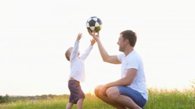 Mutlu baba oğluyla top oynuyor.