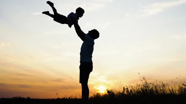 Vater Und Sohn Spielen Park Bei Sonnenuntergang Menschen Haben Spaß — Stockvideo
