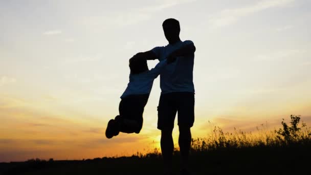 Vader Zoon Spelen Het Park Bij Zonsondergang Mensen Die Plezier — Stockvideo