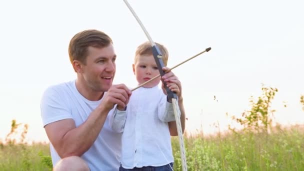 Padre Che Insegna Figlio Usare Arco Frecce Buon Papà Bambino — Video Stock