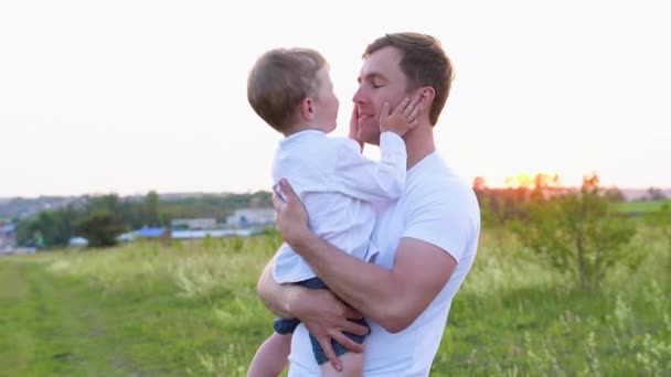 Lycklig Man Håller Son Famnen Och Leker Med Honom Utomhus — Stockvideo