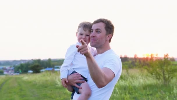 快乐的爸爸在公园里拥抱她的小儿子 — 图库视频影像