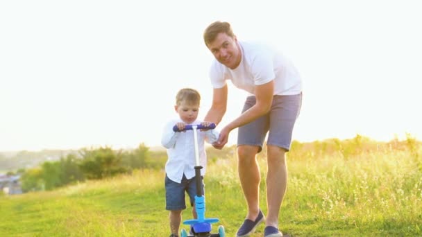 Baba Küçük Oğluna Tarlada Scooter Sürmeyi Gösteriyor — Stok video