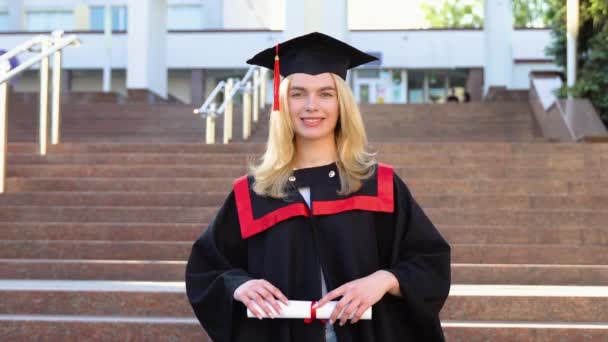 Hermosa Chica Estudiante Orgullosa Sonriendo Gorra Graduación Con Certificado — Vídeo de stock