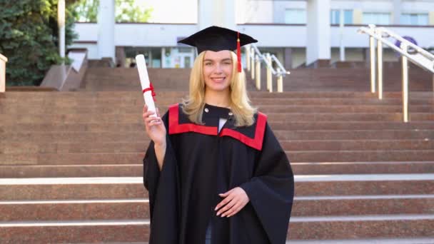 Hermosa Chica Estudiante Orgullosa Sonriendo Gorra Graduación Con Certificado — Vídeo de stock