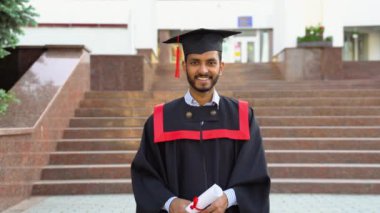 Havan kurulu ve kampüste diploması olan mutlu Hintli erkek öğrenci. eğitim, mezuniyet ve insanlar konsepti