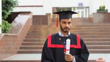 Fotoğrafçı Hintli model mezununu çekime hazırlıyor..