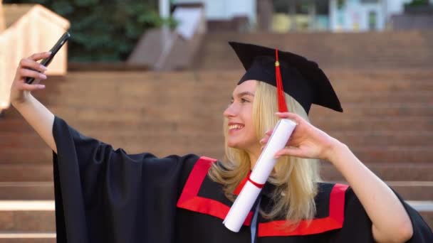 Vrouwelijke Afgestudeerde Student Met Diploma Nemen Selfie — Stockvideo