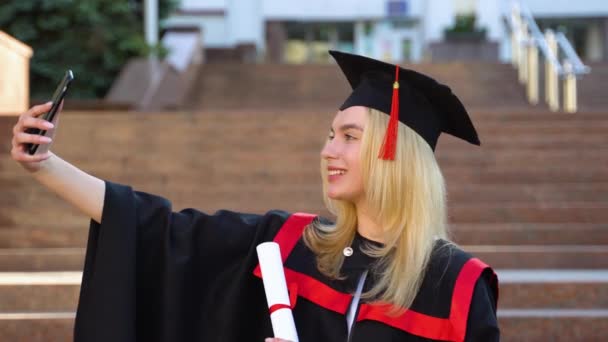 Studentin Mit Diplom Macht Selfie Der Nähe Der Universität — Stockvideo