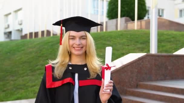 Söt Student Flicka Examen Klänning Promenader Med Diplom Campus — Stockvideo