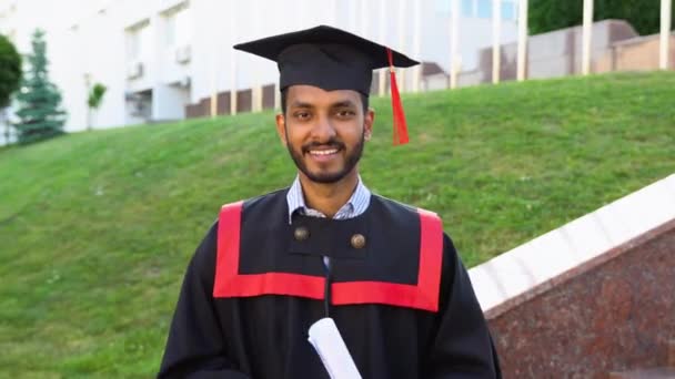Ινδός Απόφοιτος Κολεγίου Καπέλο Και Φόρεμα Περπατώντας Στην Πανεπιστημιούπολη — Αρχείο Βίντεο