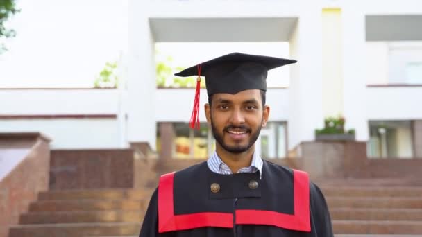 Boldog Indiai Diplomás Sétál Egyetemi Campus Köpenyben Diplomával Kezében — Stock videók