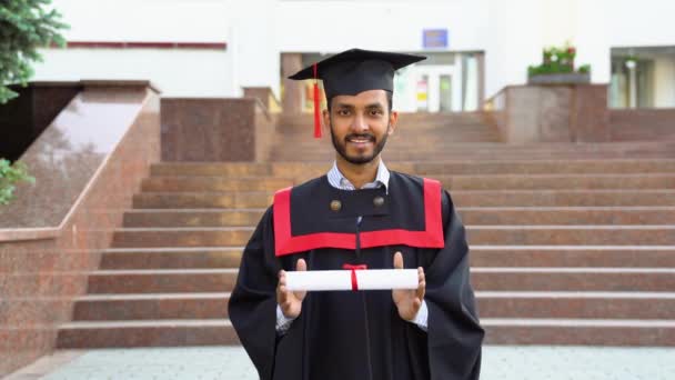 Πορτρέτο Του Ινδού Όμορφος Άντρας Απόφοιτος Ρόμπα Αποφοίτησης Κοντά Στο — Αρχείο Βίντεο