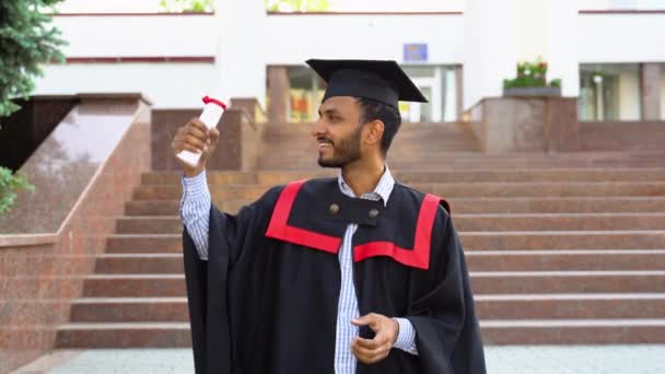 Šťastný Indický Postgraduální Student Plášti Klobouku Diplomem Slaví Dělá Vítězný — Stock video