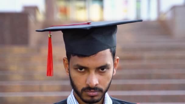 Retrato Graduado Indio Cerca Universidad — Vídeo de stock