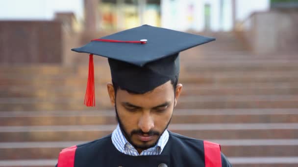 Πορτρέτο Του Ινδού Απόφοιτος Κοντά Στο Πανεπιστήμιο — Αρχείο Βίντεο