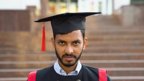 Indický Student Pózující Univerzitním Kampusu Kopírovací Prostor — Stock video
