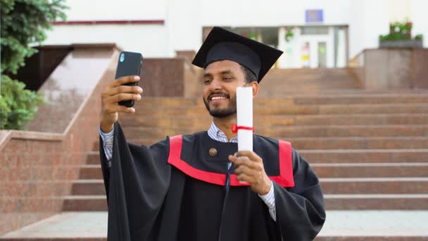 Indisk Graduate Studerende Med Diplom Tager Selfie Nær Universitetet – Stock-video