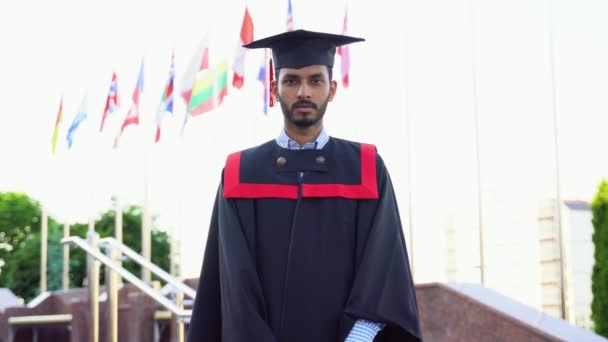 Jonge Indiase Afgestudeerde Holding Diploma Oproeping Ceremonie — Stockvideo