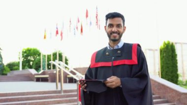 Mezuniyet gününde mezuniyet şapkası takan Hintli öğrenci, başarılı eğitim kavramı.