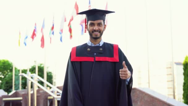 Retrato Graduado Indio Cerca Universidad — Vídeo de stock
