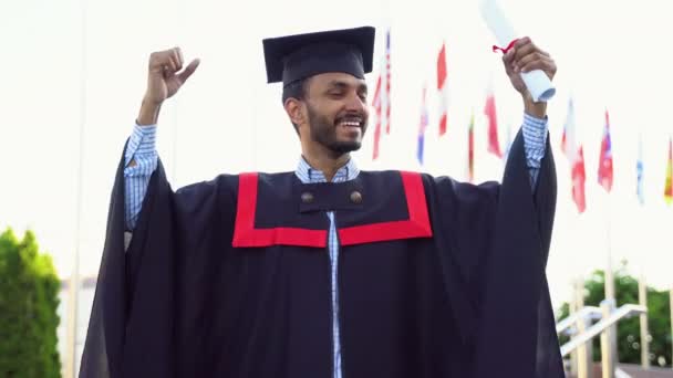 Счастливый Индийский Аспирант Мантии Шляпе Дипломом Празднует Делает Победный Жест — стоковое видео
