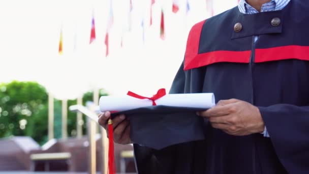 Mano Del Estudiante Indio Que Sostiene Diploma Tapa Graduación Día — Vídeo de stock