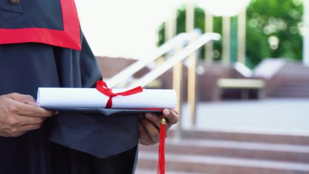 Mano Del Estudiante Indio Que Sostiene Diploma Tapa Graduación Día — Vídeo de stock