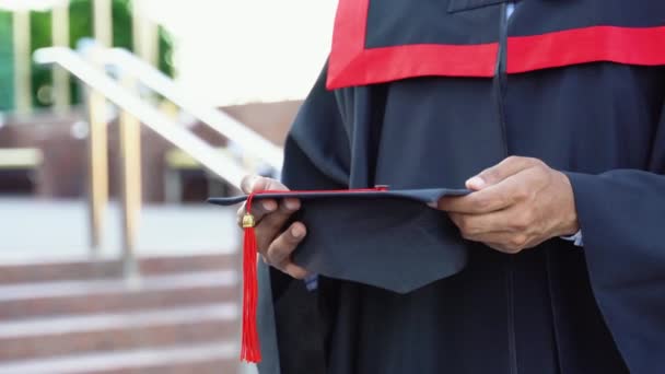 印度学生在毕业典礼当天手持毕业典礼帽 成功教育的概念 — 图库视频影像