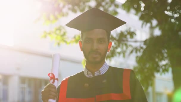 Ευτυχισμένος Ινδός Απόφοιτος Δείχνει Πιστοποιητικό Του Διπλώματος Από Κολέγιο — Αρχείο Βίντεο