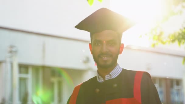 Счастливый Индийский Выпускник Показывает Диплом Колледжа — стоковое видео