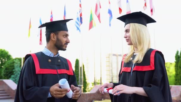 Indische Und Kaukasische Absolventen Kommunizieren Nach Der Übergabe Der Diplome — Stockvideo