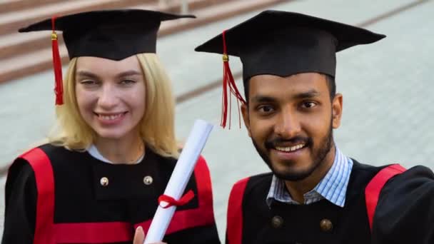 Mezuniyet Elbiseleri Şapkalarıyla Birlikte Selfie Çeken Üniversite Kampüsünde Poz Veren — Stok video