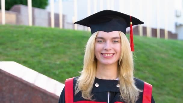 Üniversite Kampüsünde Yürüyen Yakışıklı Sarışın Kız Diploma Ile Parıldıyor — Stok video