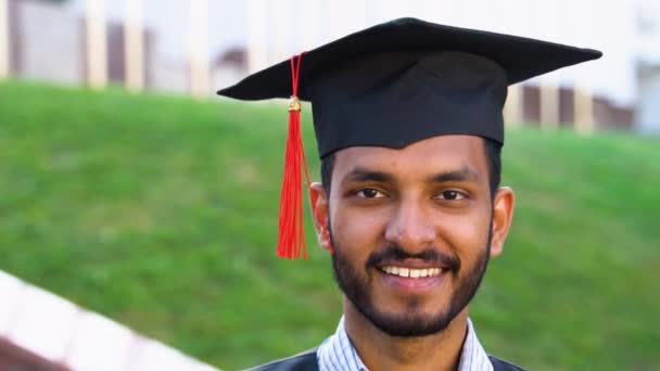 Ινδός Απόφοιτος Κολεγίου Καπέλο Και Φόρεμα Περπατώντας Στην Πανεπιστημιούπολη — Αρχείο Βίντεο