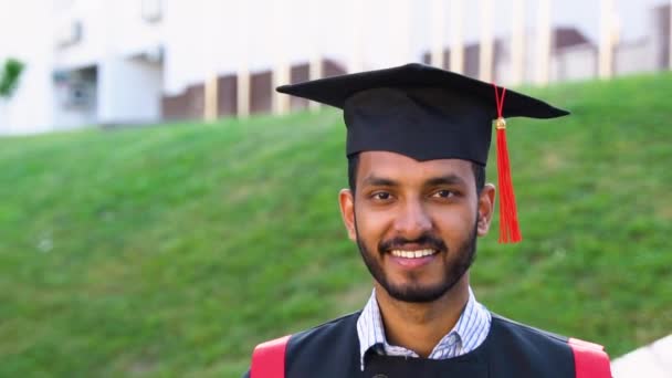 Sorridente Studente Indiano Laureato Abito Lauree Cappello Piedi Con Diploma — Video Stock