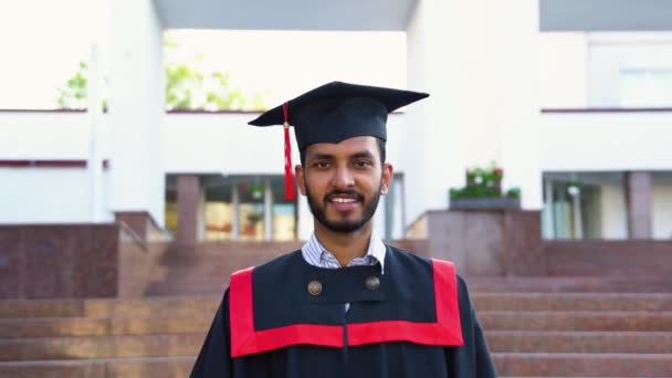 Gelukkige Indiase Afgestudeerde Wandelingen Universitaire Campus Mantel Met Diploma Hand — Stockvideo