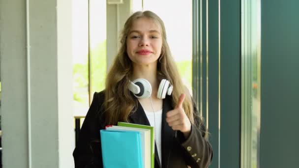 Pozitivitás Gyönyörű Lány Mosolyog Kamera Előtt Áll Folyosón Jegyzeteket Mint — Stock videók