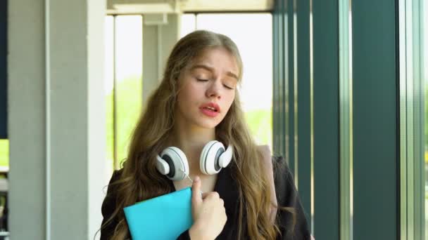 Jonge College Meisje Student Harde Examen Voorbereiding Studiezaal Ziet Moe — Stockvideo