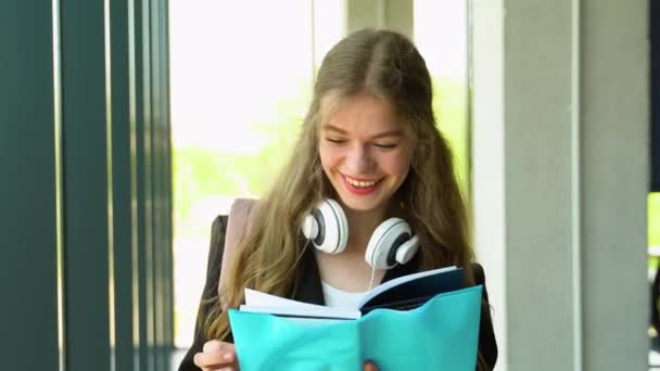 Mädchen Liest Ein Buch Der High School University College Bereitet — Stockvideo