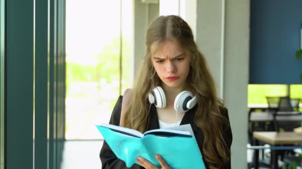 Una Chica Confundida Lee Libro Antes Del Examen Estudiante Chica — Vídeos de Stock