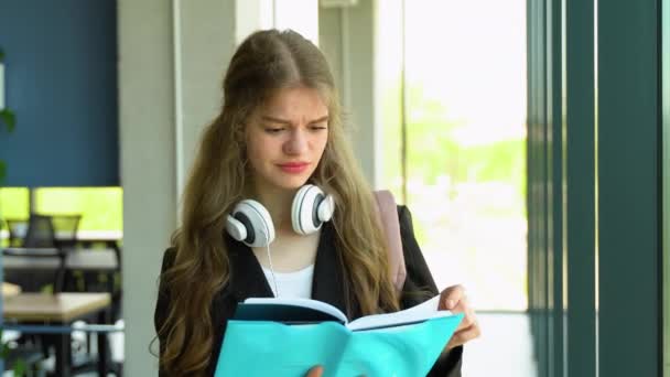 Αγχώδης Κορίτσι Αισθάνεται Κουρασμένος Ενώ Σπουδάζει Στο Σχολείο Φοιτητής Κολλεγίου — Αρχείο Βίντεο