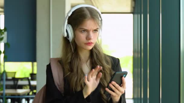Студент Дівчини Слухає Подкаст Електронної Книги Пісню Навушниках Вибираючи Звукову — стокове відео