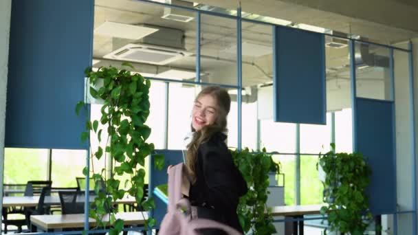 성공을 축하하는 즐거운 소녀들은 사무실 복도에서 기쁨을 느끼고 성공적 고용되는 — 비디오